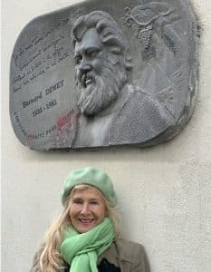 Dominique Dimey à Montmartre devant la plaque commémorative de son pèreBernard rue Germain Pilon.