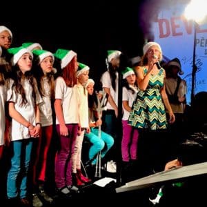 Dominique Dimey chante pour les Pères Noel verts du Secours populaire