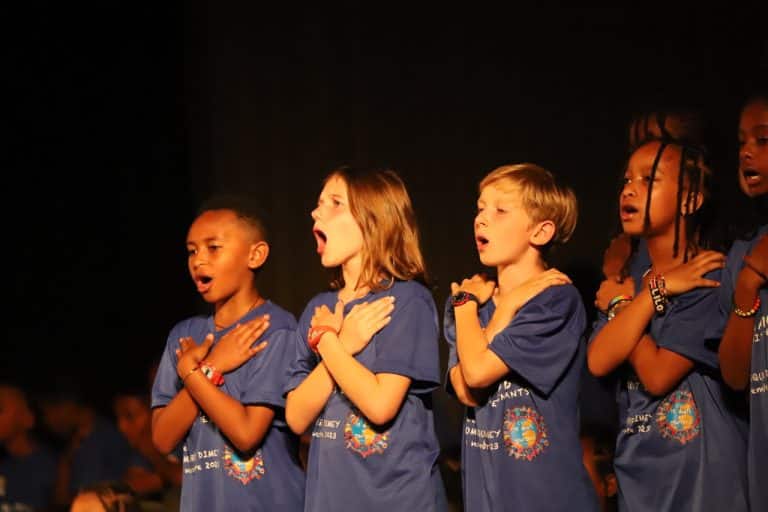 Dominique Dimey concert du droit des enfants avec une chorale d'enfants en Éthiopie