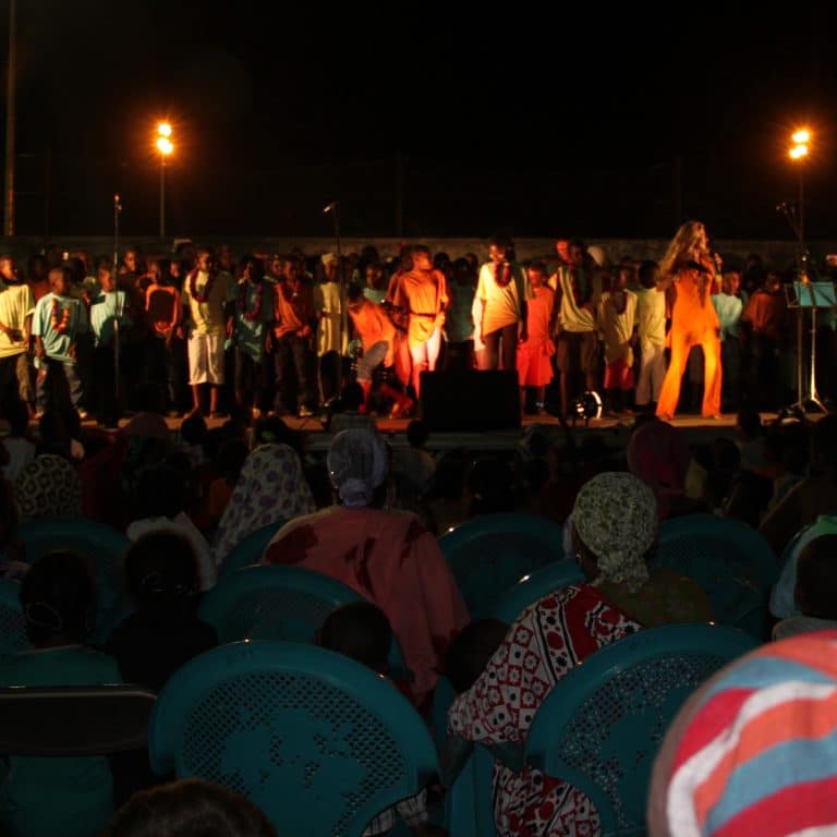 Dominique Dimey chante le droit des enfants à Mayotte