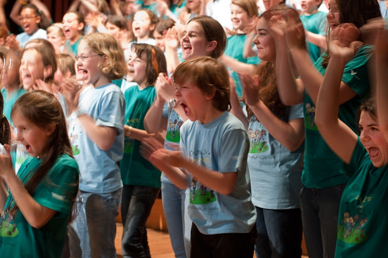 Enfants enthousiaste à un concert de Dominique Dimey