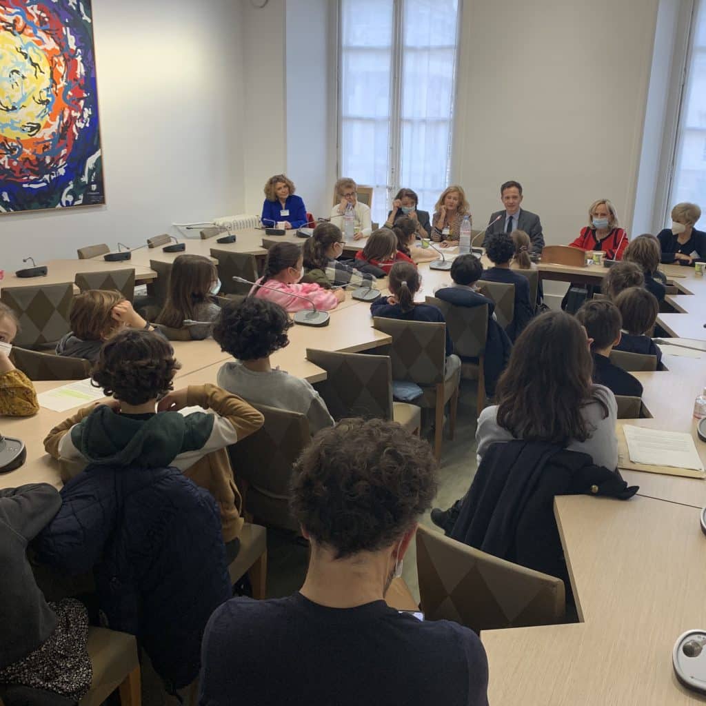 Dominique Dimey à l'assemblée Nationale pour défendre le droit des enfants