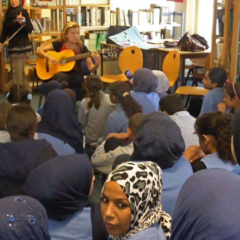 Dominique Dimey chante pour les enfants au Sud Liban