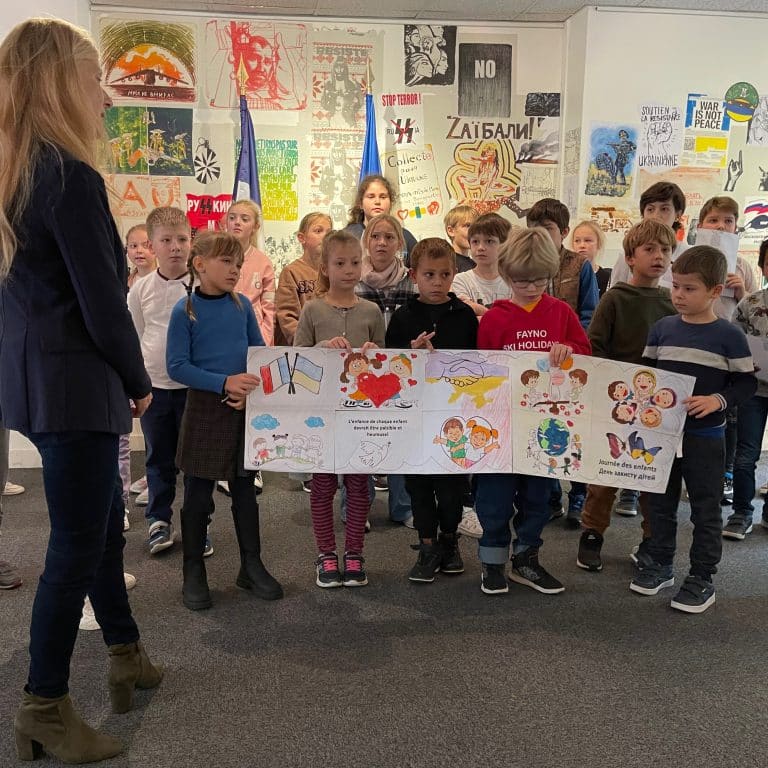 Dominique Dimey Fête la journée des droits de l'enfant à Paris, au centre culturel d'Ukraine